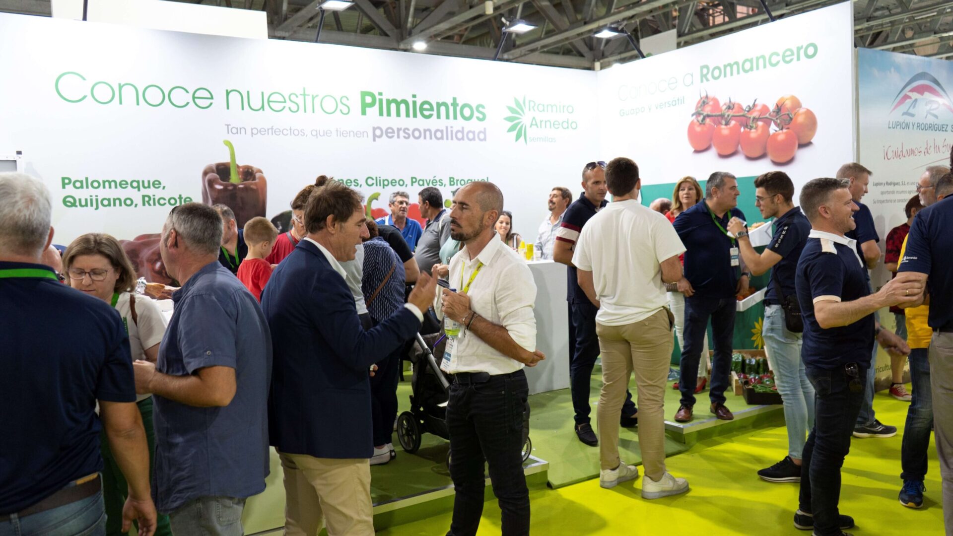 Stand de Ramiro Arnedo en InfoAgro DSC04743|Marisol con el premio InfoAgro|Henry Smienk ramiro arnedo|ramiro arnedo equipo comercial